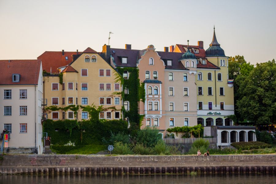Bunte Häuser an der Donau in Regensburg