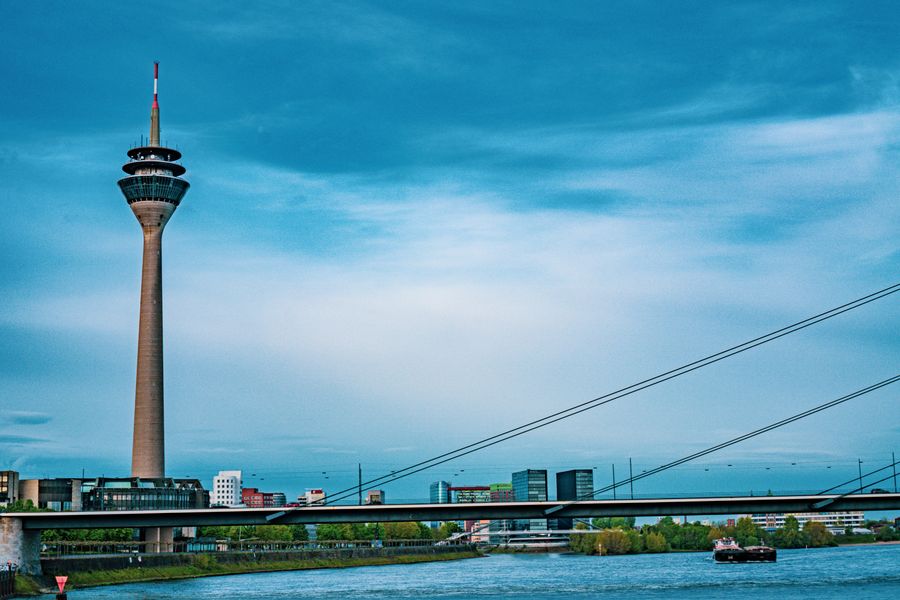 Rheinturm und Rheinkniebrücke in Düsseldorf