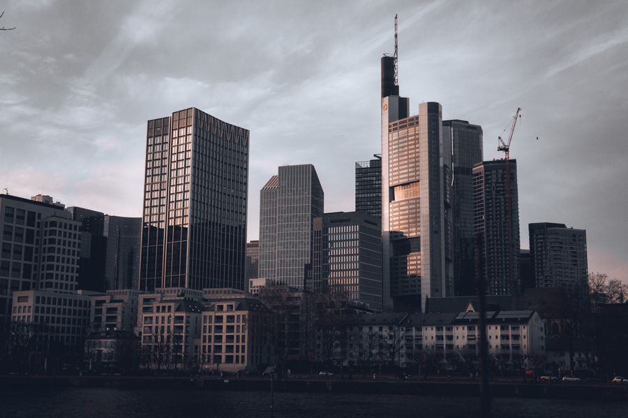 Skyline von Frankfurt am Main in der Abenddämmerung