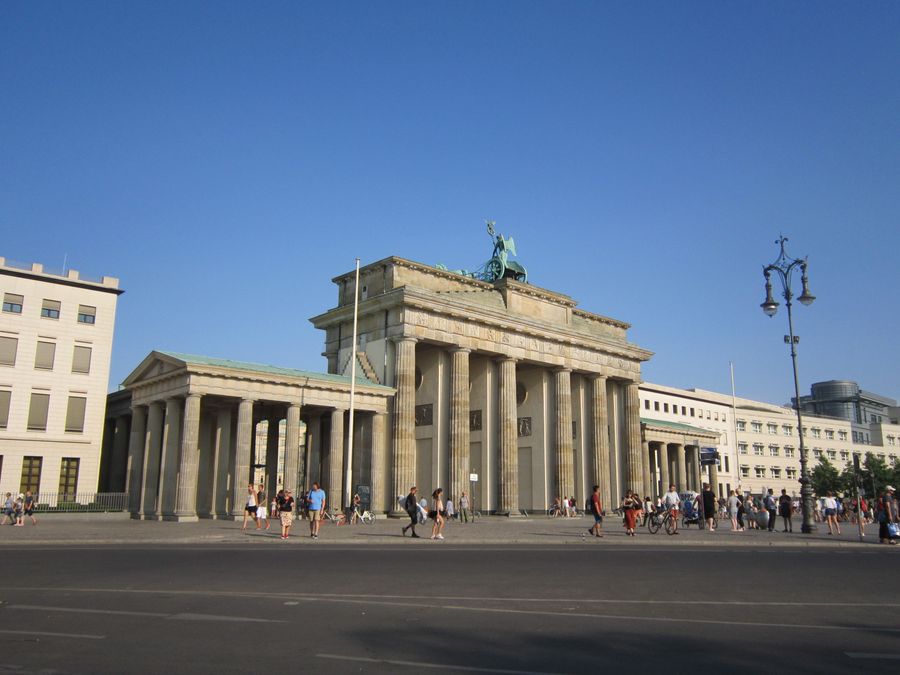 Brandenburger Tor in Berlin an einem Sommertag